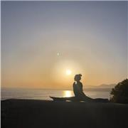 Professeure de Hatha Yoga certifiée dans la tradition Sivananda et passionnée par la philosophie vedentique, j'aime partager avec humour et bonne humeur ce qui m'anime au quotidien. Mes cours durent en moyenne 1h30 et s'adaptent à tous les niveaux en comb
